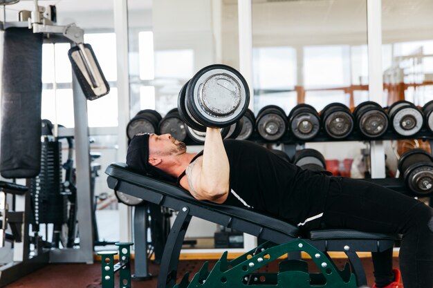 Uomo che lavora in palestra