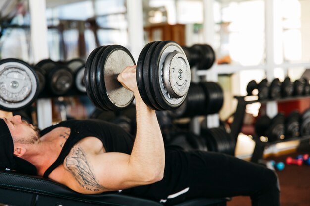 Uomo che lavora in palestra