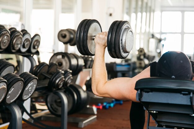 Uomo che lavora in palestra