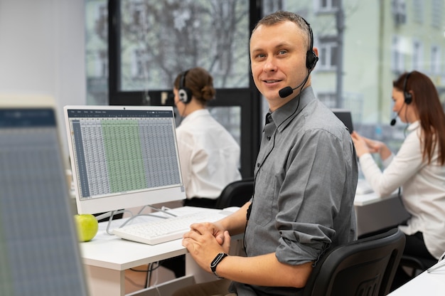 Uomo che lavora in un ufficio del call center