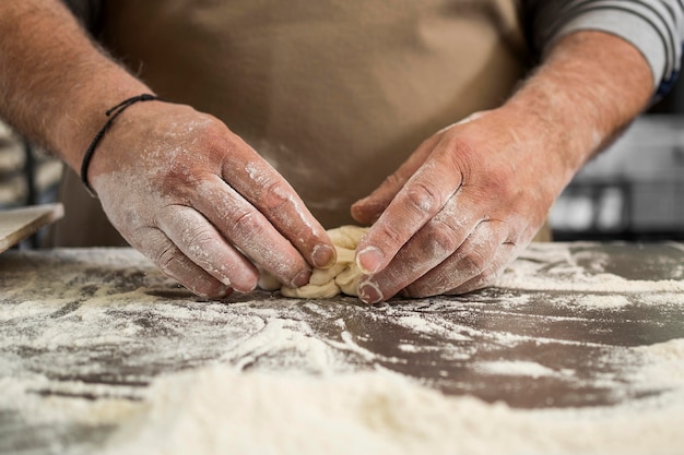 Uomo che lavora in una fabbrica di pane