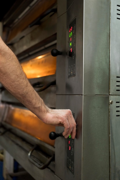 Uomo che lavora in una fabbrica di pane