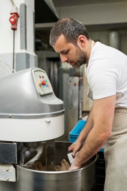 Uomo che lavora in una fabbrica di pane