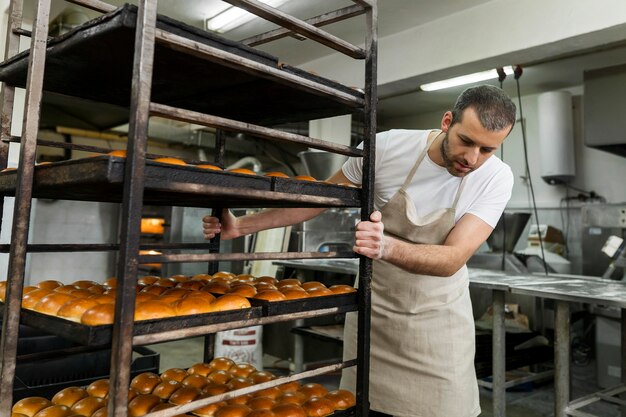 Uomo che lavora in una fabbrica di pane