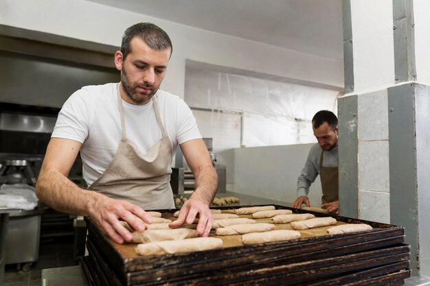 Uomo che lavora in una panetteria