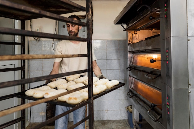 Uomo che lavora in una panetteria