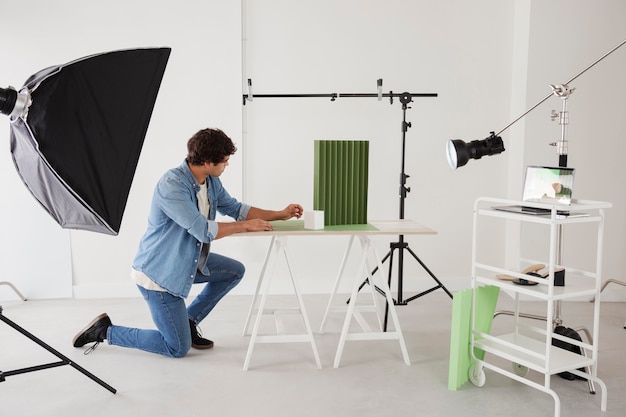 Uomo che lavora nel suo studio fotografico