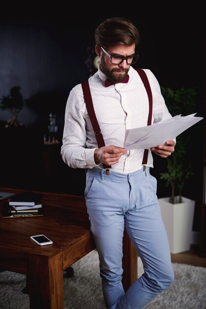 Uomo che lavora sodo in ufficio a casa