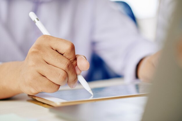 Uomo che lavora su tablet con stilo