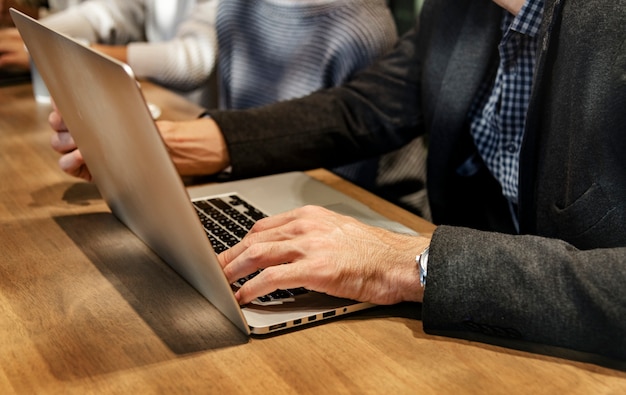 Uomo che lavora su un computer portatile