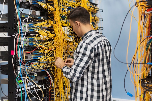 Uomo che lavora su un interruttore Ethernet