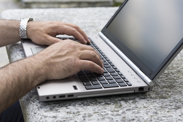 Uomo che lavora su un laptop da casa