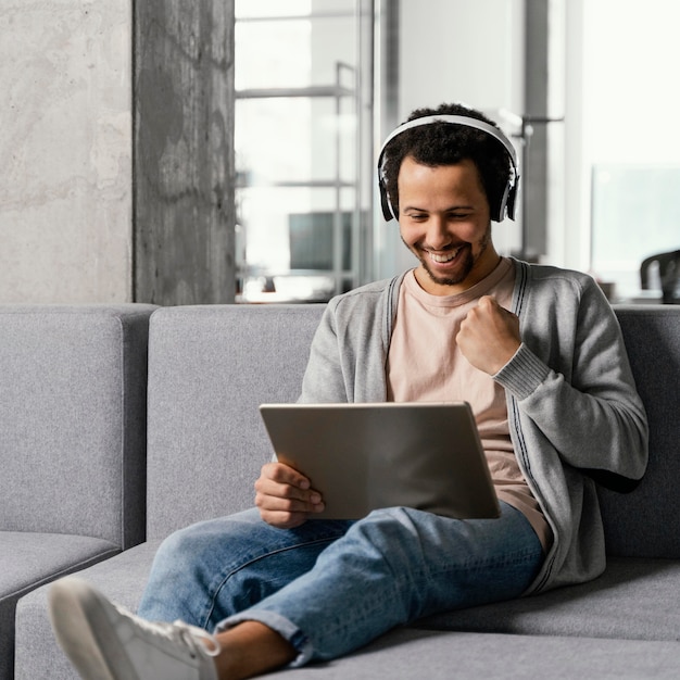 Uomo che lavora su un laptop in azienda