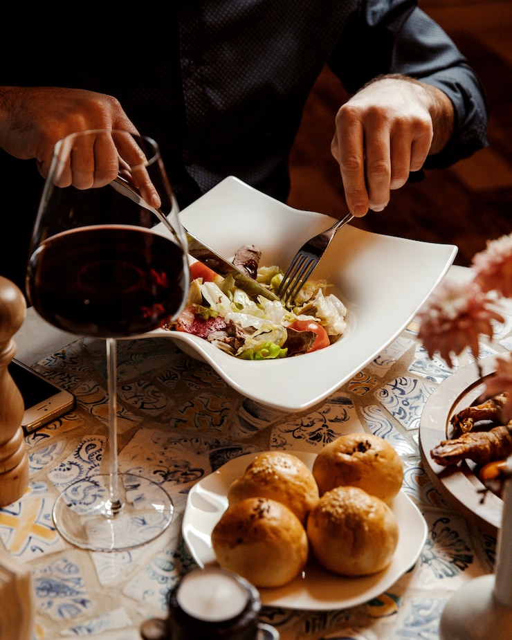 Foto gratuito uomo che mangia insalata di manzo con lattuga e pomodoro al ristorante