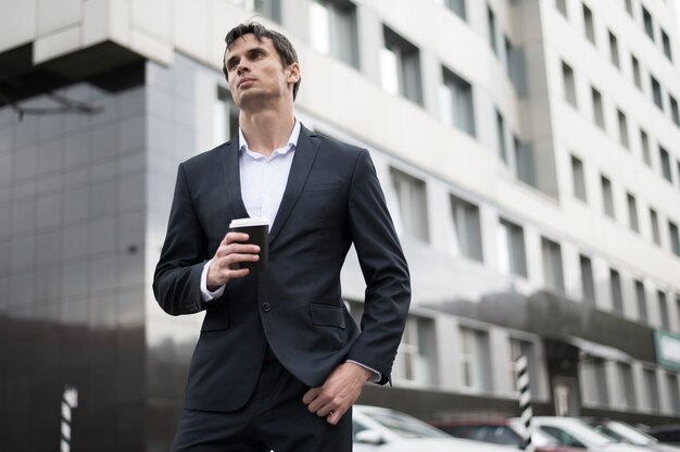 Uomo che mangia un caffè durante la pausa