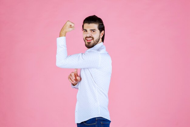 Uomo che mostra il pugno come simbolo di potere e aggressività.