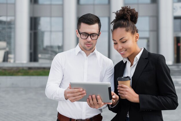 Uomo che mostra ipad al collega