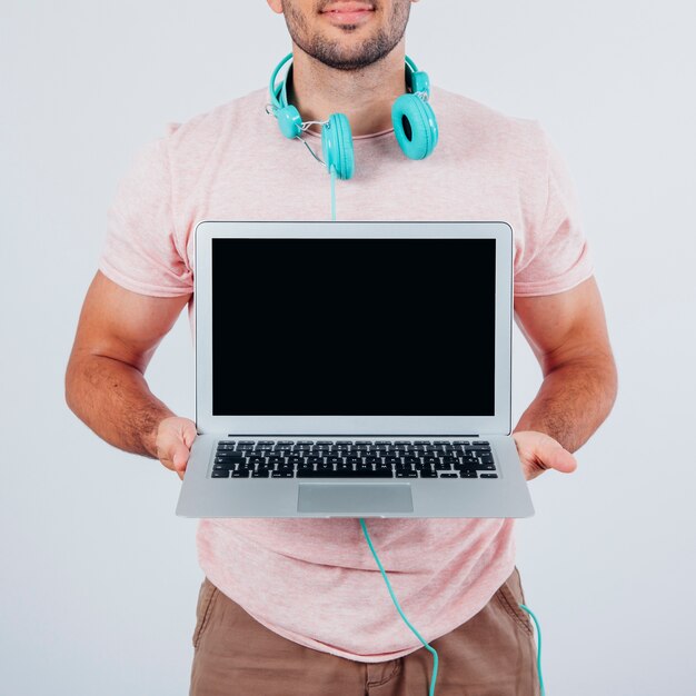 Uomo che mostra lo schermo del computer portatile