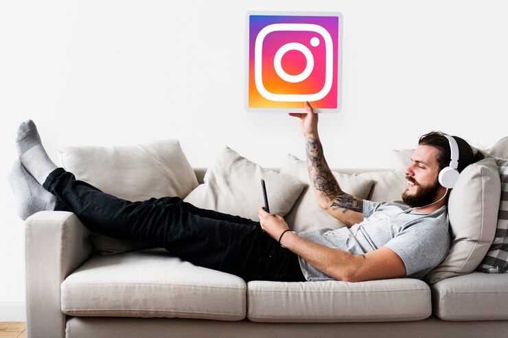 Foto gratuito uomo che mostra un&#39;icona di instagram