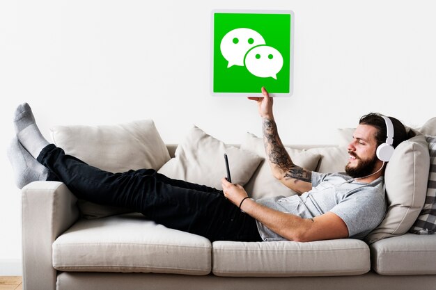 Uomo che mostra un&#39;icona di WeChat