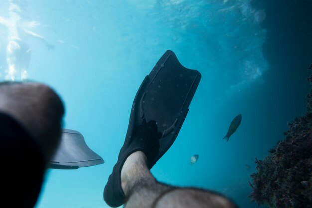 Uomo che nuota sotto l'oceano