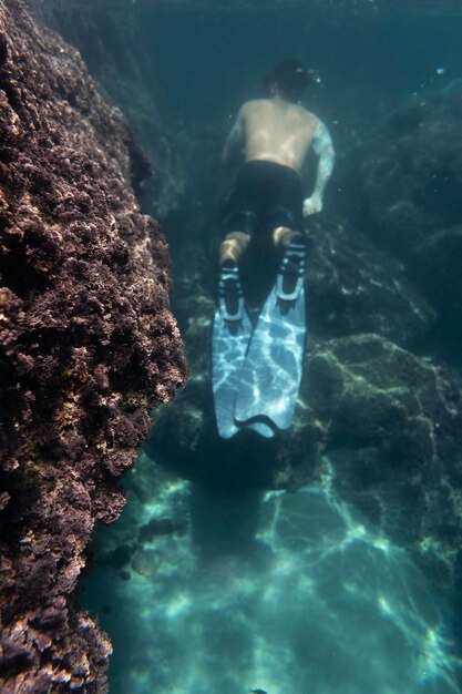 Uomo che nuota sotto l'oceano