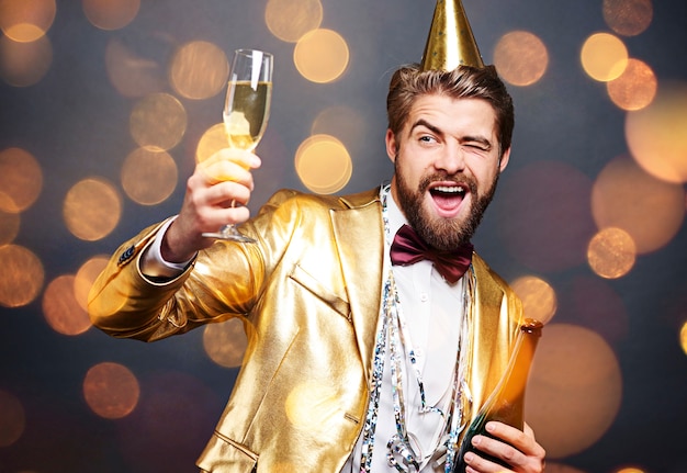 Uomo che offre champagne e flirtare alla festa