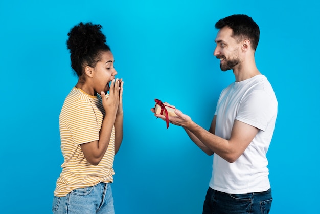 Uomo che offre la confezione regalo donna