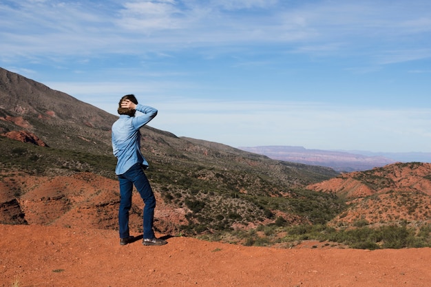 Uomo che osserva via il paesaggio di montagna