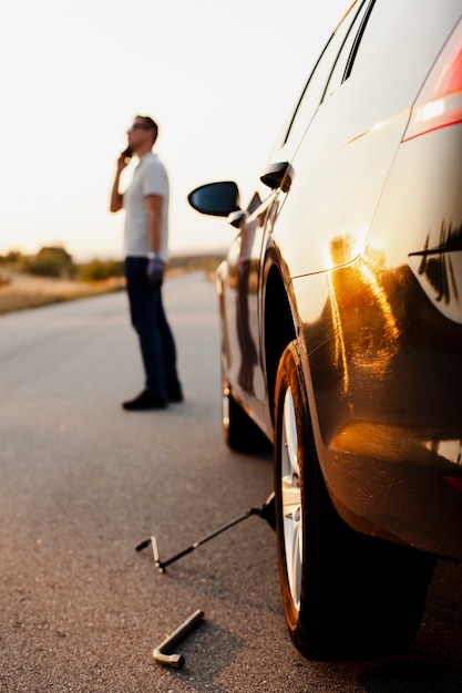 Uomo che parla al telefono di un problema di auto