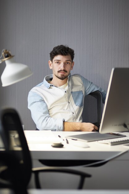 Uomo che pensa alla soluzione.