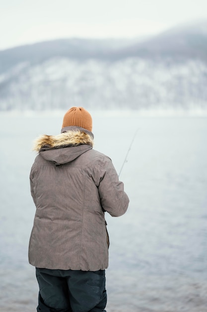 Uomo che pesca con attrezzature speciali