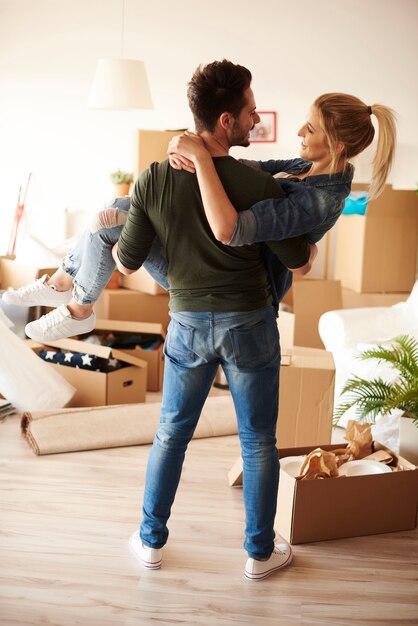 Uomo che porta la fidanzata nella nuova casa