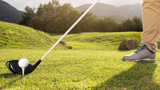 Uomo che pratica il golf sul campo