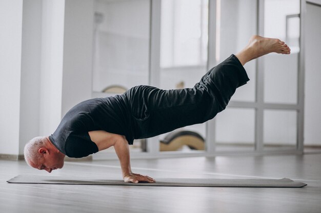 Uomo che pratica yoga in palestra