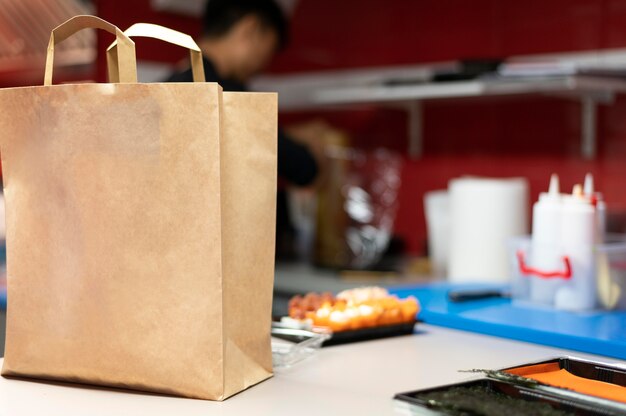 Uomo che prepara un ordine di sushi da asporto