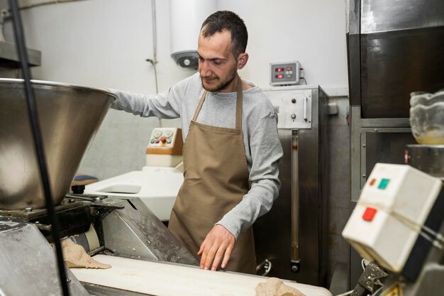 Uomo che prepara un pane fresco