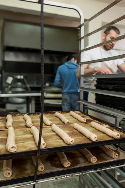 Uomo che prepara un pane fresco