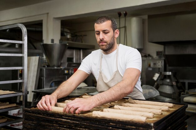 Uomo che prepara un pane fresco