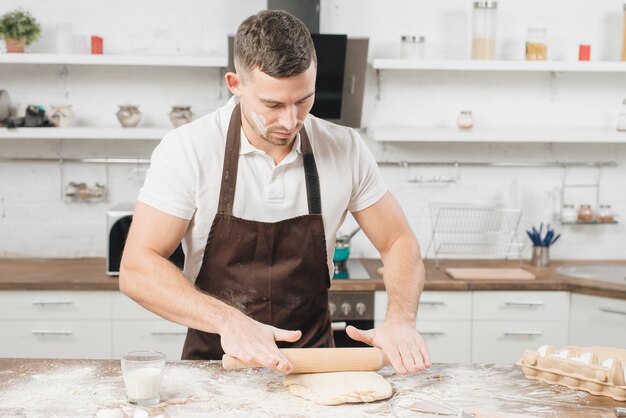 Uomo che produce pasta