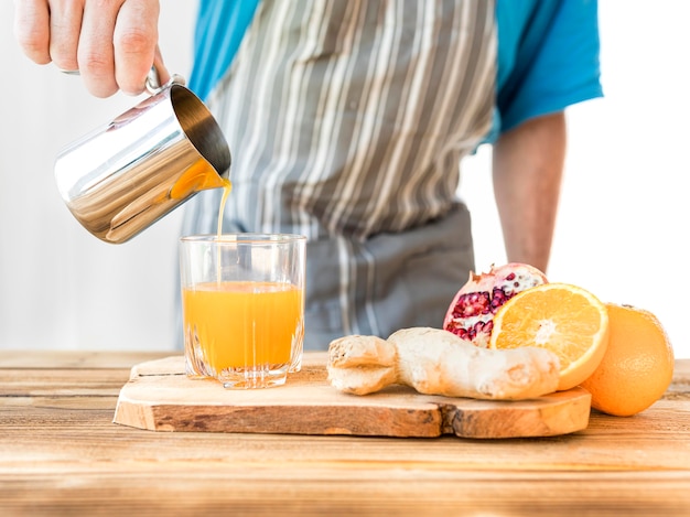 Uomo che produce un succo d'arancia