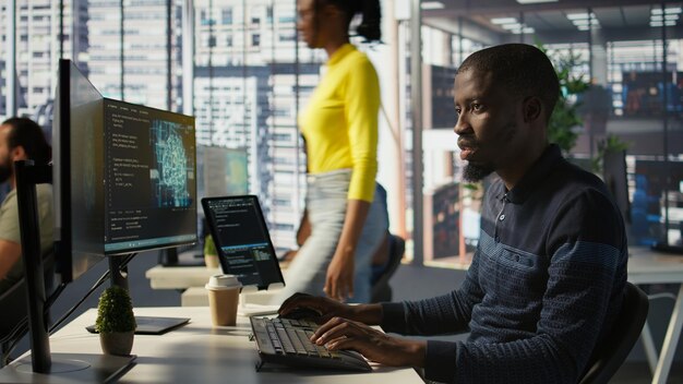 Uomo che programma in ufficio usando tecnologia di intelligenza artificiale