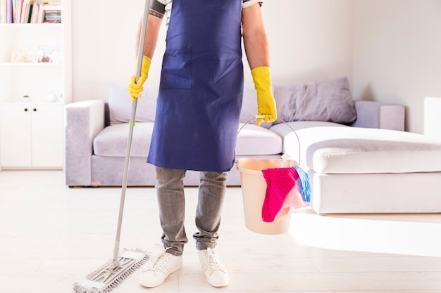Uomo che pulisce la sua casa