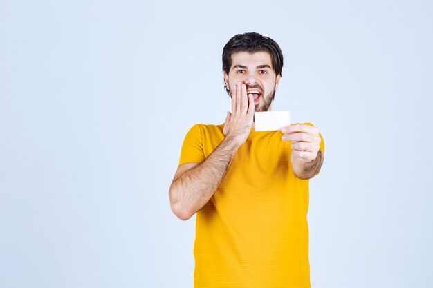 Uomo che riceve il biglietto da visita di un partner e si stupisce.