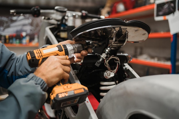 Uomo che ripara una moto in una moderna officina