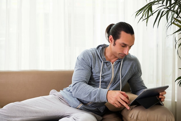 Uomo che riposa con tablet pc