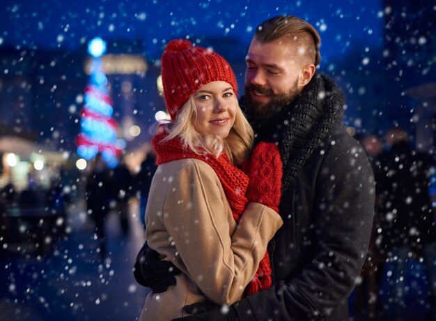 Uomo che riscalda la sua ragazza