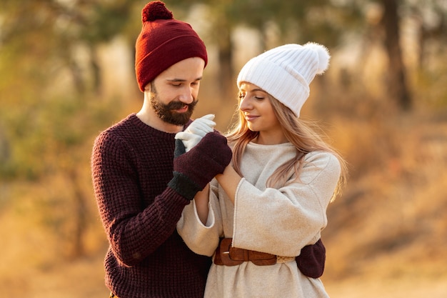 Uomo che scalda le mani del suo amico