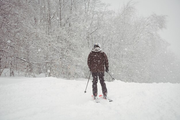 Uomo che scia giù per la montagna