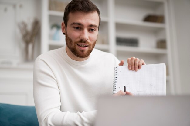 Uomo che segue corsi di formazione